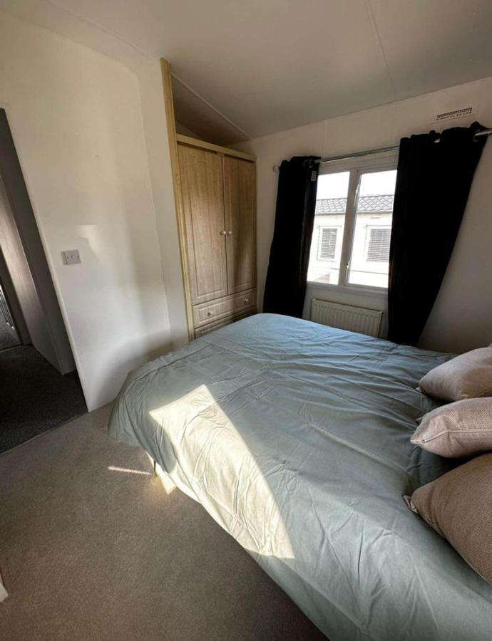 2 Bedroom Caravan With Sea Views Eastchurch Buitenkant foto