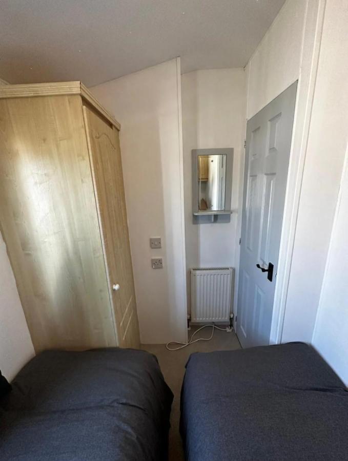 2 Bedroom Caravan With Sea Views Eastchurch Buitenkant foto