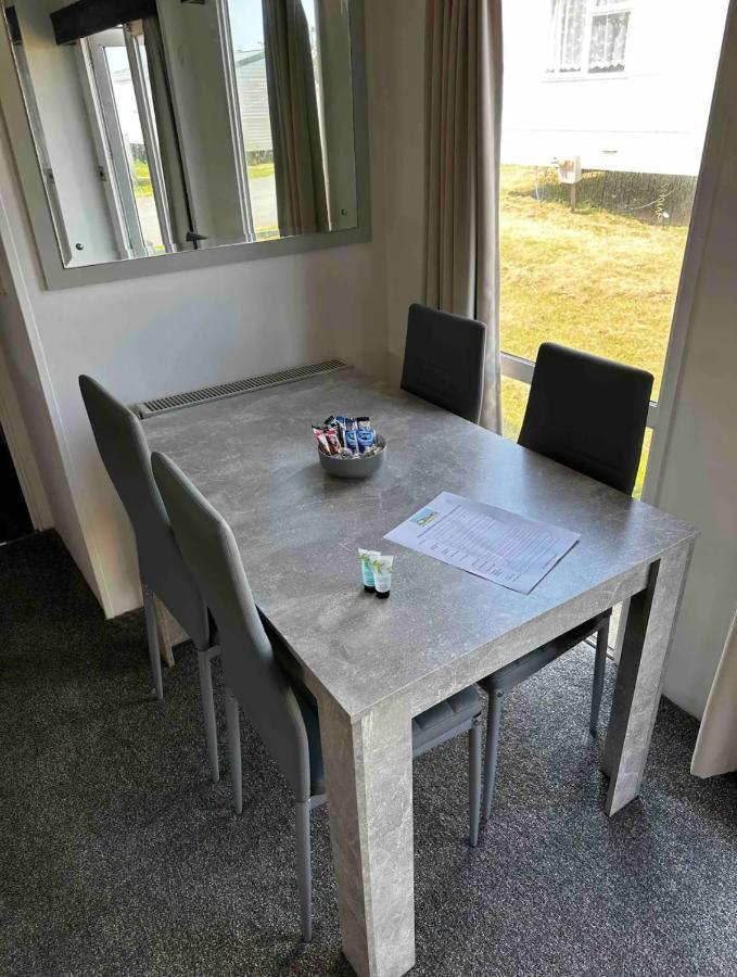 2 Bedroom Caravan With Sea Views Eastchurch Buitenkant foto