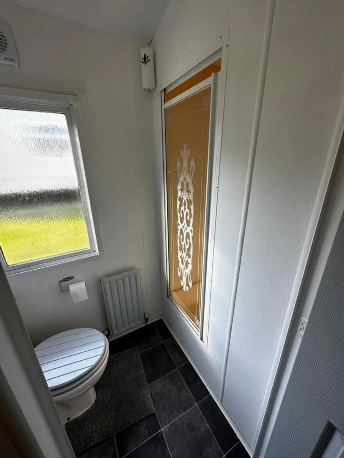 2 Bedroom Caravan With Sea Views Eastchurch Buitenkant foto