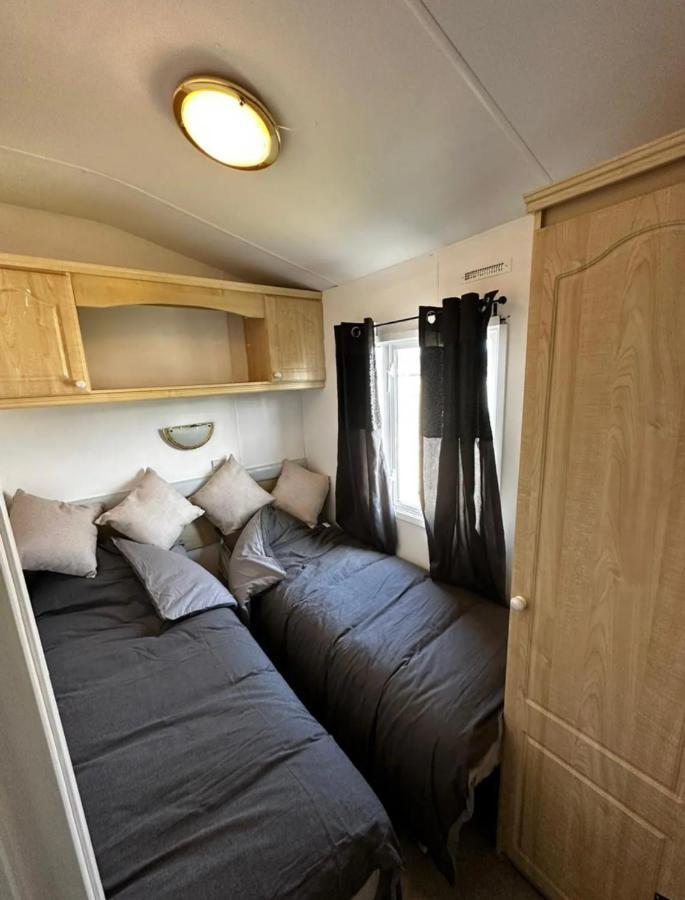2 Bedroom Caravan With Sea Views Eastchurch Buitenkant foto