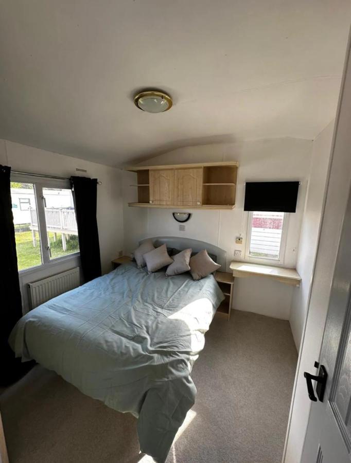 2 Bedroom Caravan With Sea Views Eastchurch Buitenkant foto